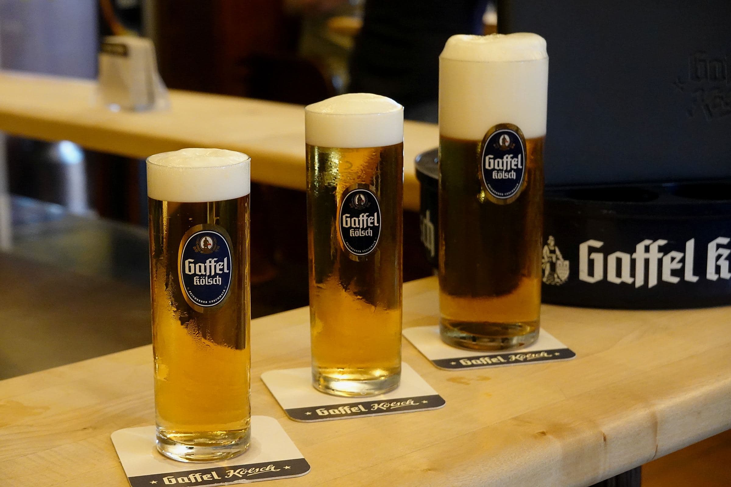 Frisch gezapftes Gaffel Kölsch an der Theke